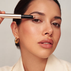 Model applying Meroda Mini Eye Shimmer Set in Champagne shade